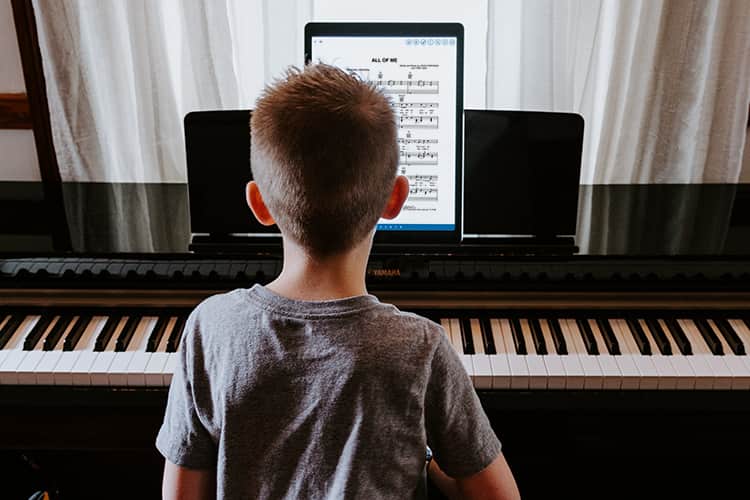 小男孩在iPad上使用MusicNotes应用程序弹钢琴